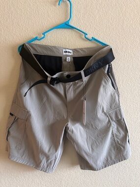DKNY Men’s Light Gray Cargo Shorts
Waist size 32